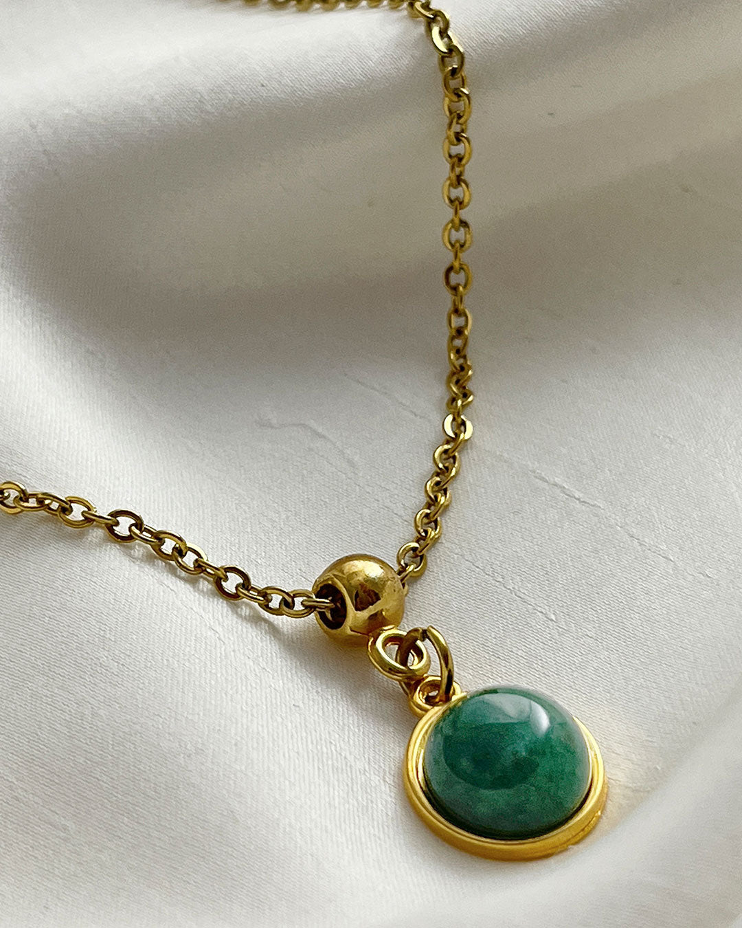 A green aventurine necklace in gold