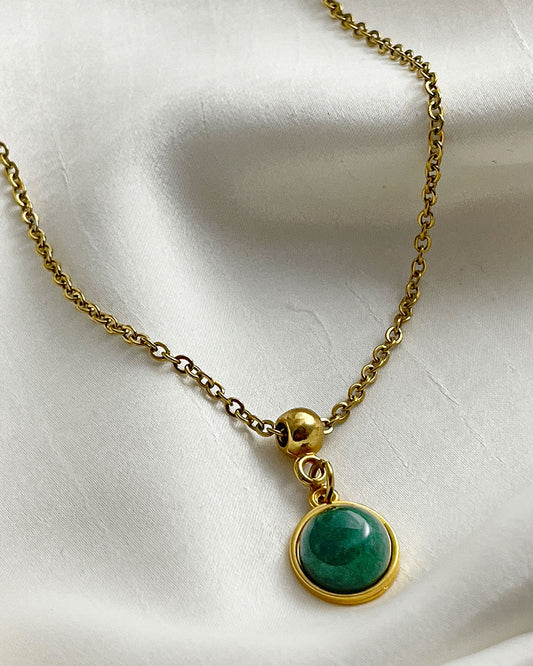A green aventurine necklace in gold