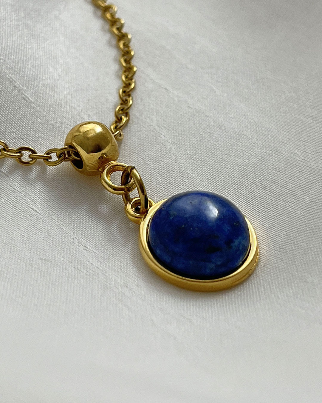 A Lapis Lazuli Necklace in Gold