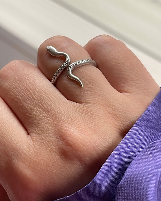 Dainty snake ring in silver