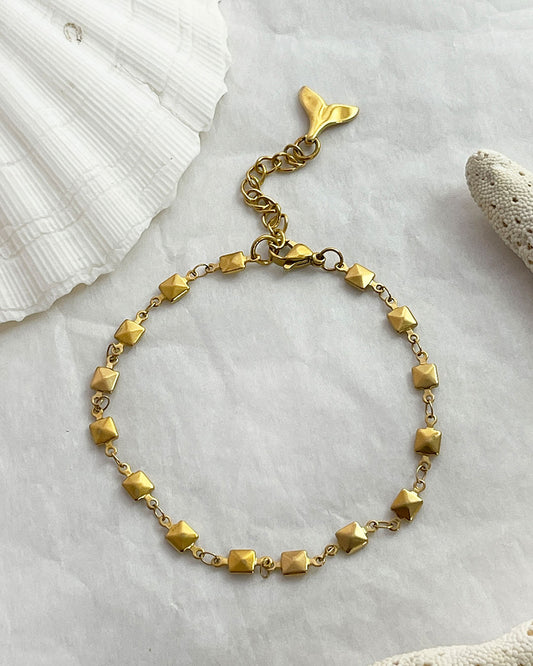 A waterproof Square Chain Anklet in gold