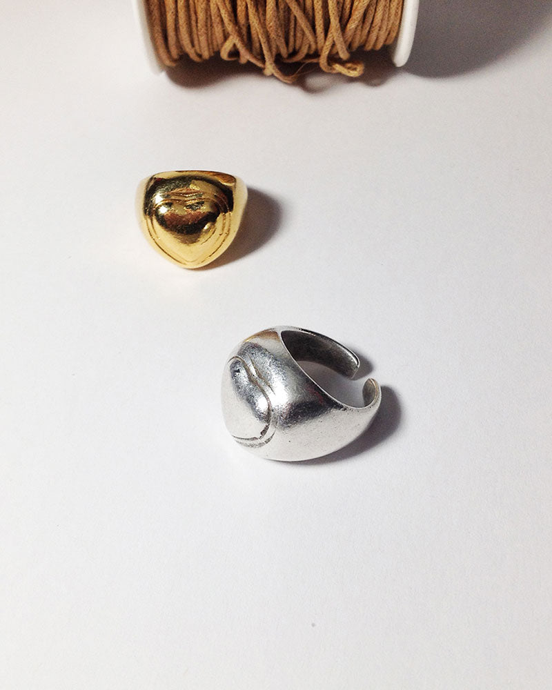 CHUNKY HEART SIGNET RING IN GOLD