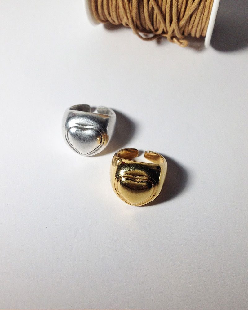 CHUNKY HEART SIGNET RING IN GOLD