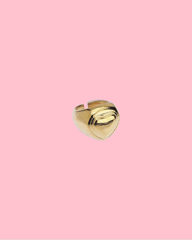 CHUNKY HEART SIGNET RING IN GOLD