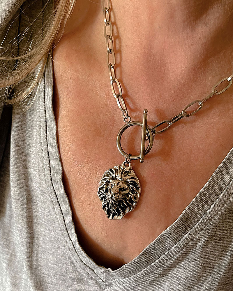 LEO TOGGLE NECKLACE