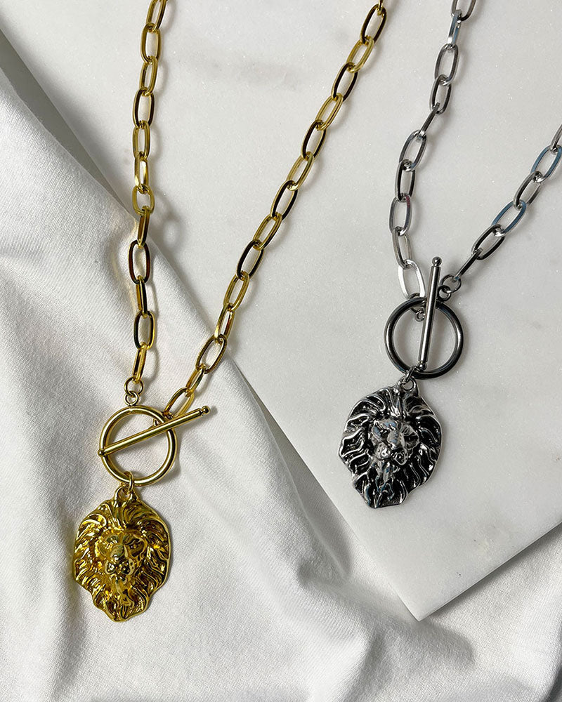 A gorgeous Leo head pendant is hanging from a trendy paperclip chain in gold and silver