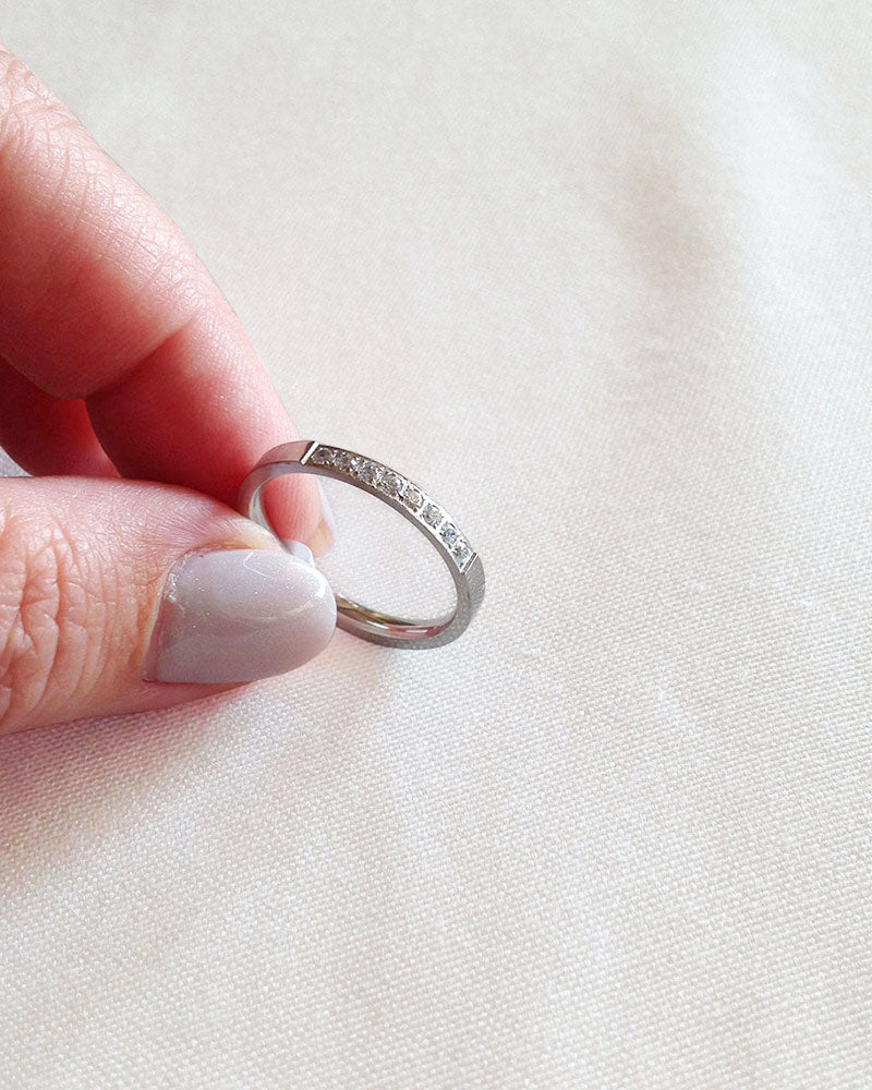 SILVER BAND RING IN WHITE CRYSTAL