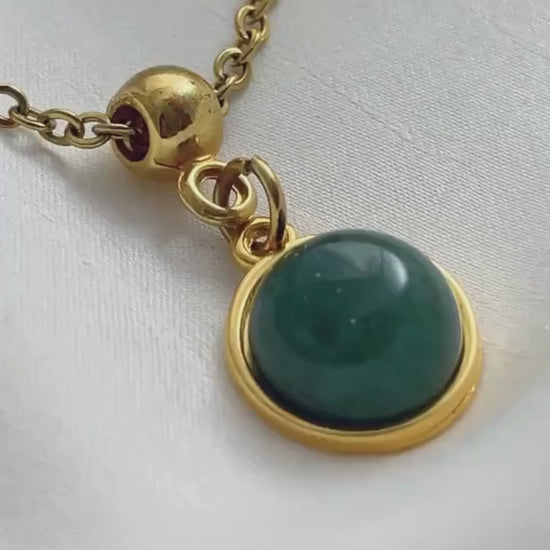 A green aventurine necklace in gold