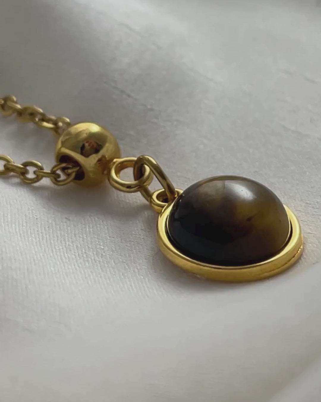 A Tiger Eye Gemstone Necklace in gold