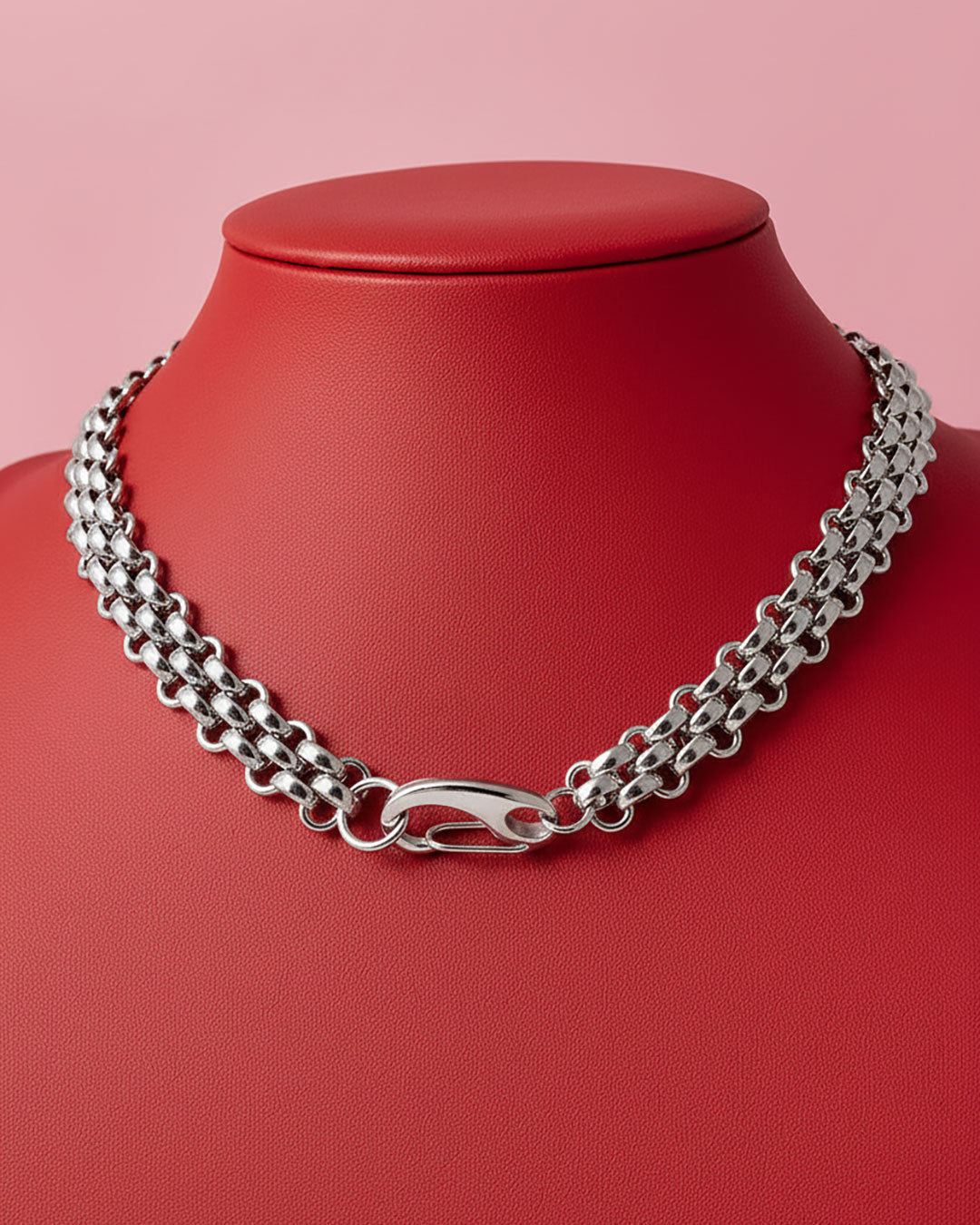 Silver chainmail necklace with a large lobster clasp