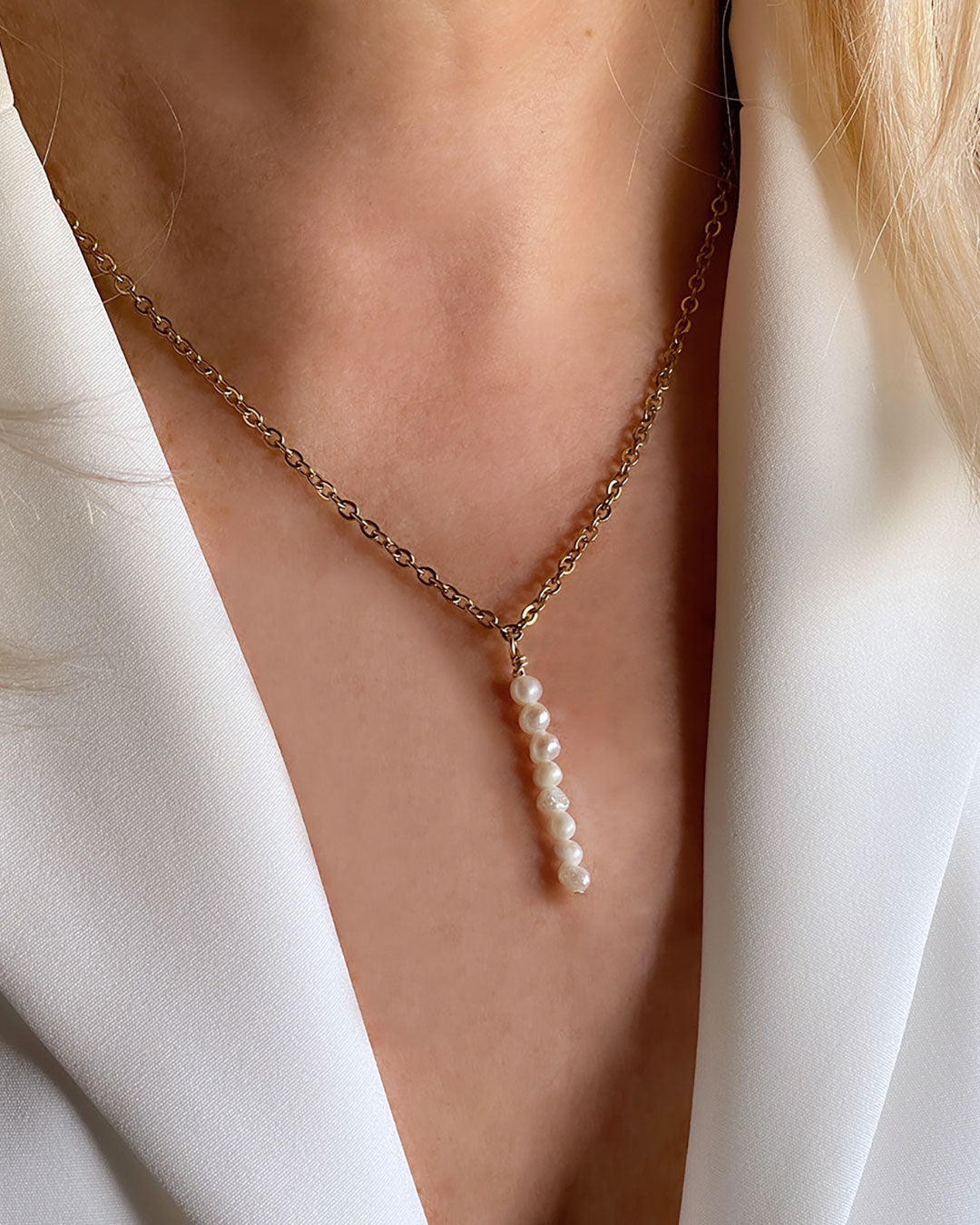 Pearl drop necklace with a dainty chain