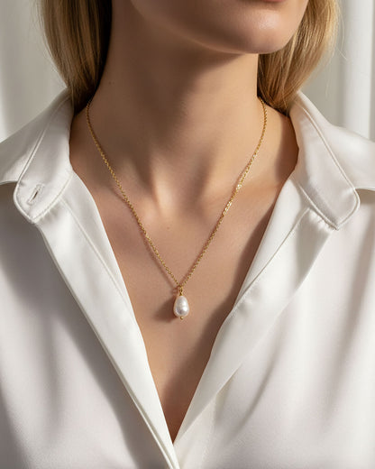 Single Pearl Necklace in Gold