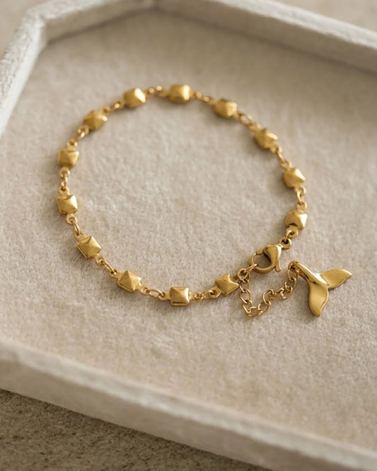 A waterproof Square Chain Anklet in gold