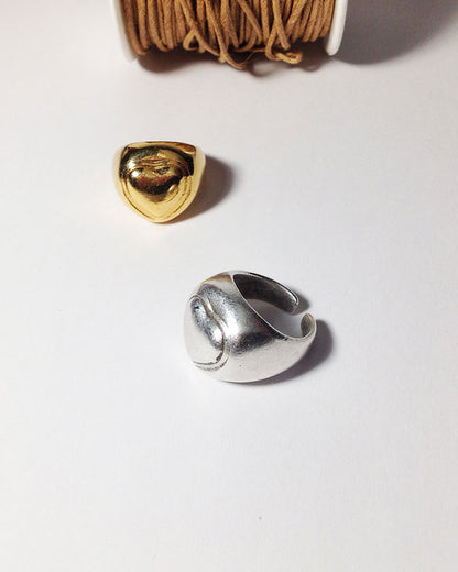 CHUNKY HEART SIGNET RING IN GOLD