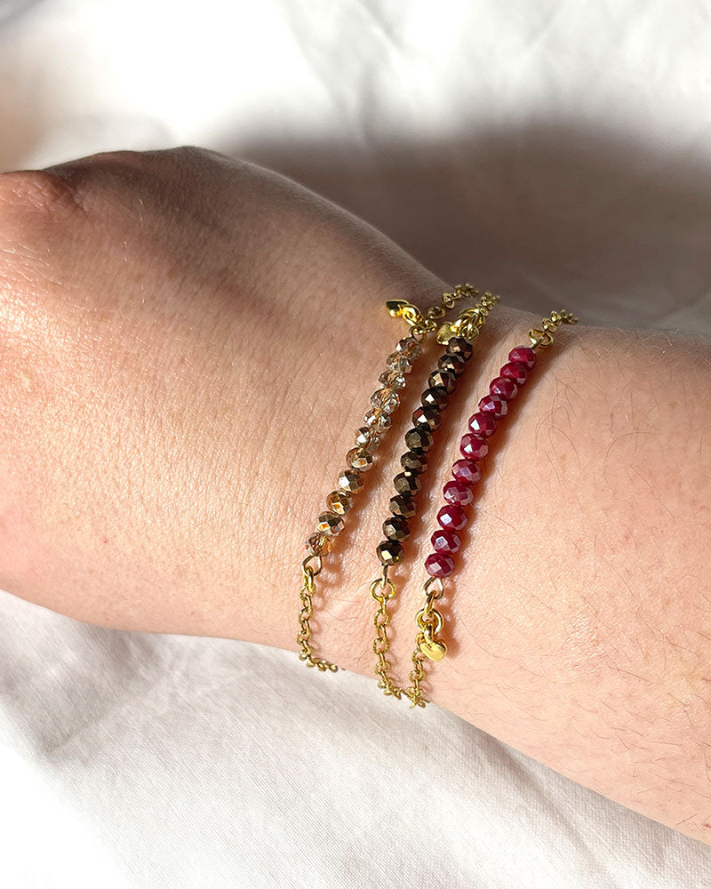 EMILIA BAR BRACELET IN RED IRIDESCENT