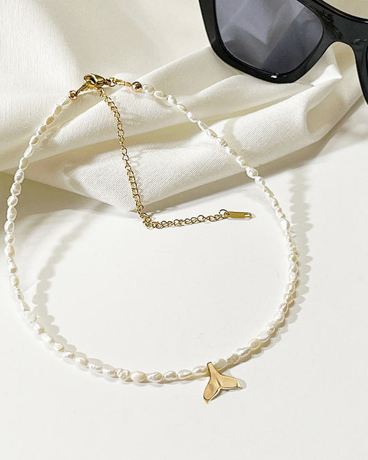 GOLD WHALE TAIL NECKLACE IN FRESHWATER PEARL