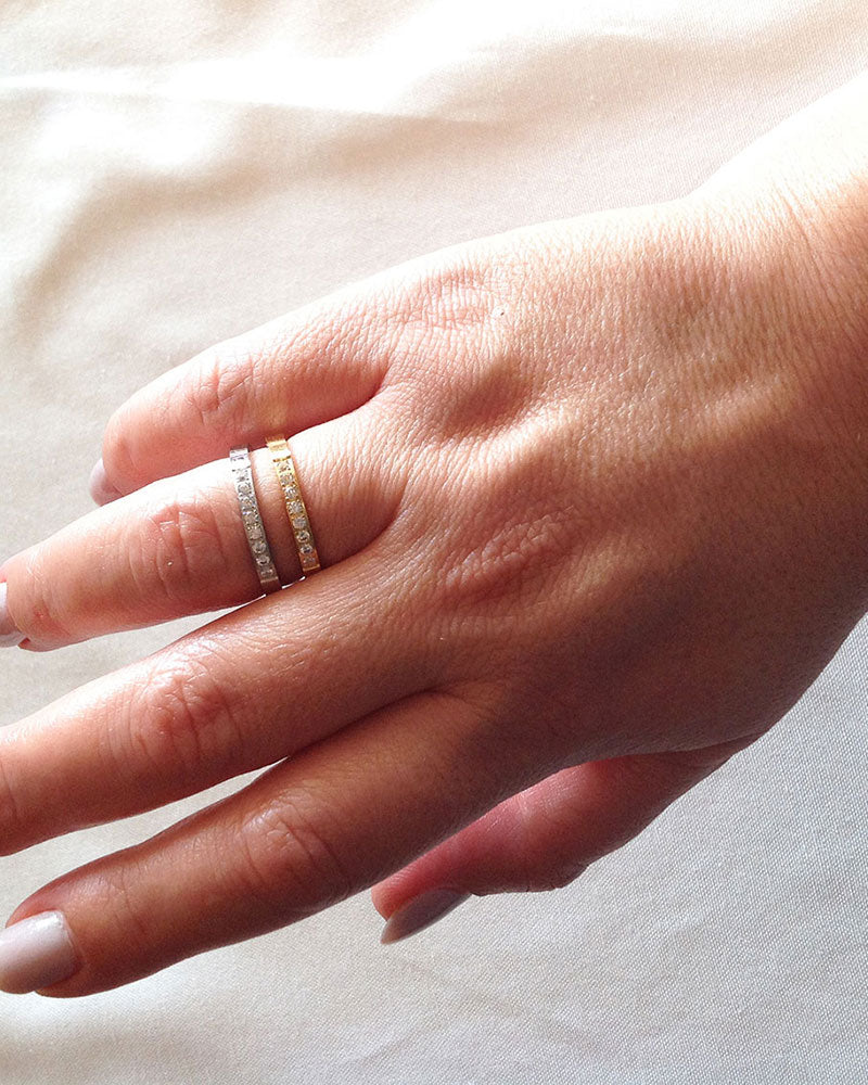 GOLD BAND RING IN WHITE CRYSTAL