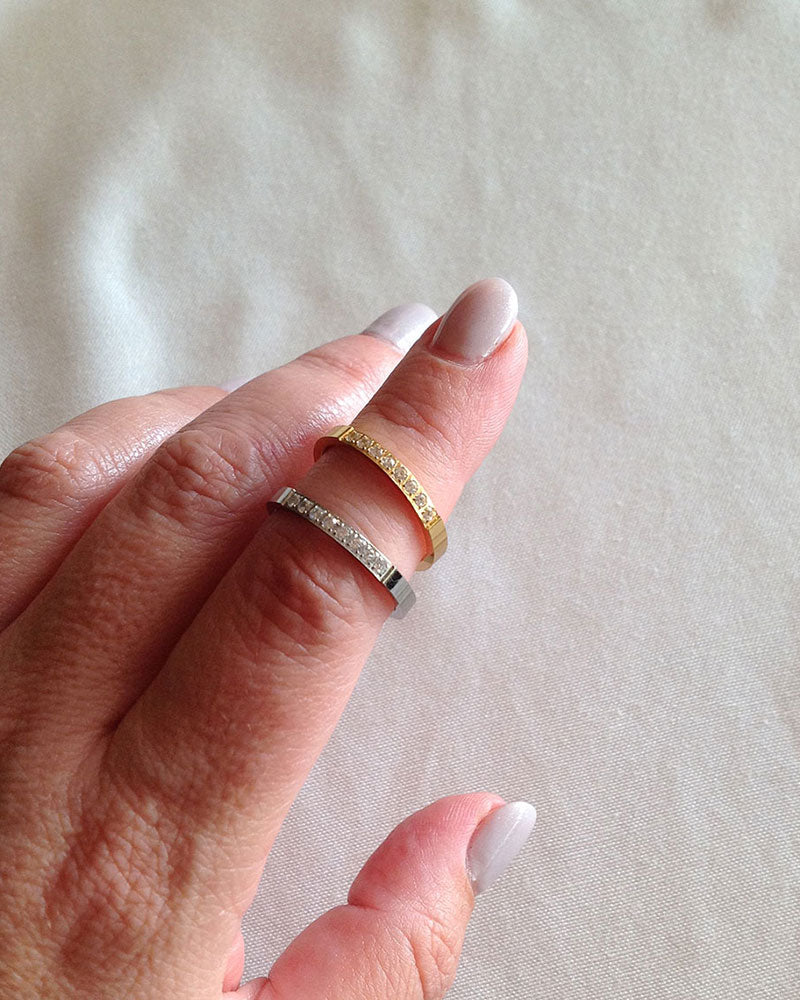 SILVER BAND RING IN WHITE CRYSTAL