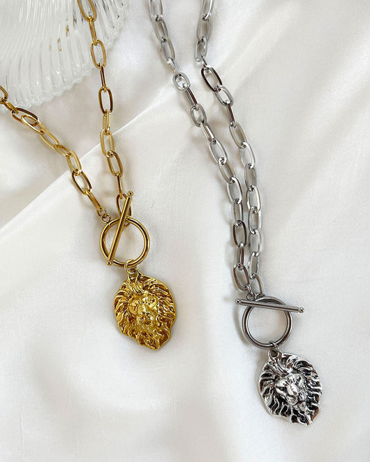 A gorgeous Leo head pendant is hanging from a trendy paperclip chain in gold and silver