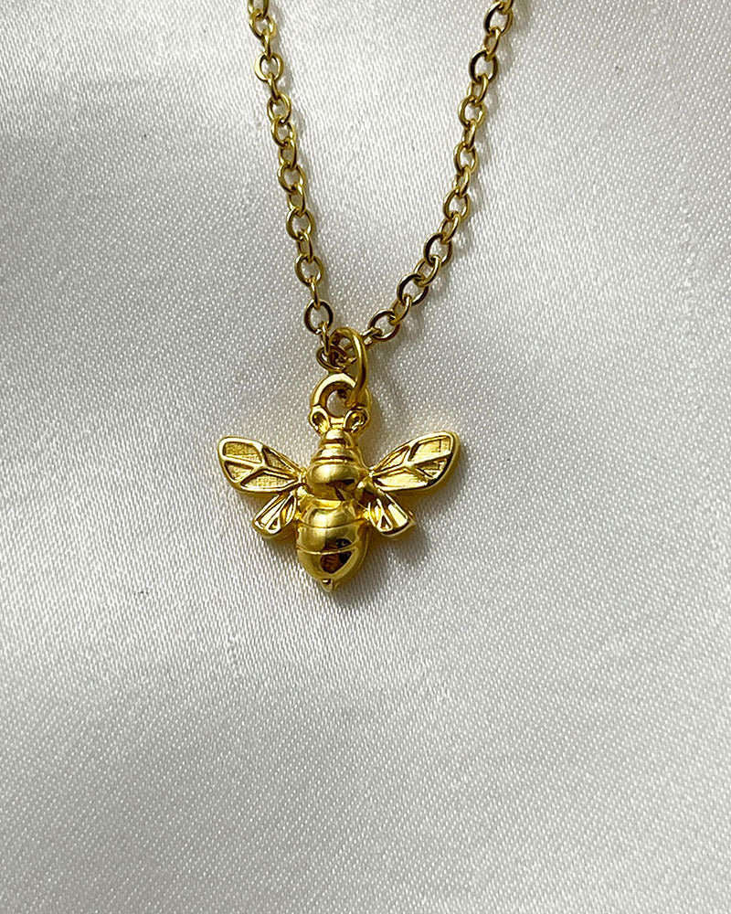 Bumble Bee pendant necklace in gold