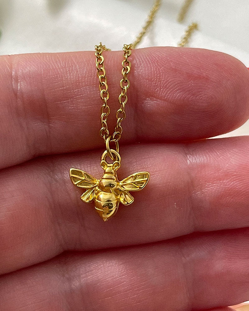 Bumble Bee pendant necklace in gold