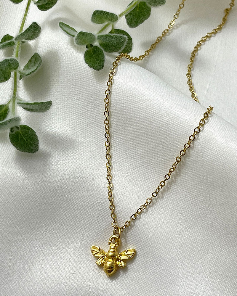 Bumble Bee pendant necklace in gold