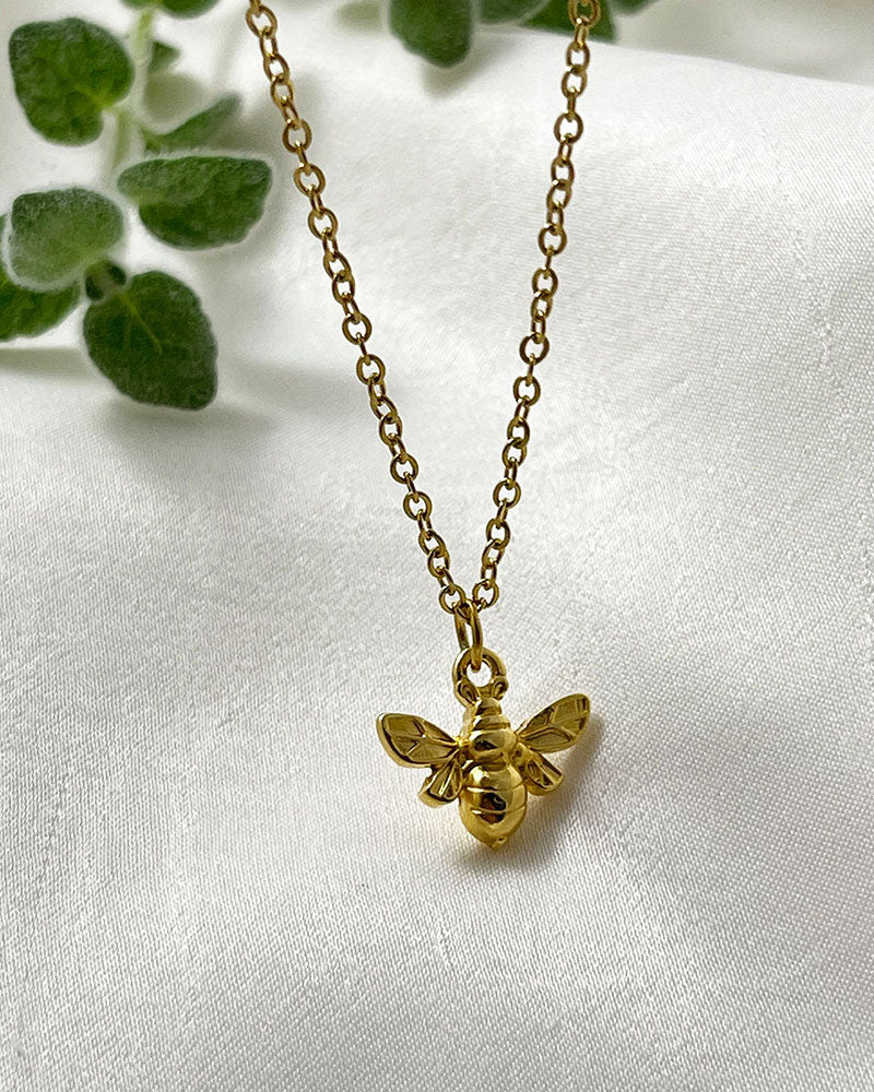 Bumble Bee pendant necklace in gold