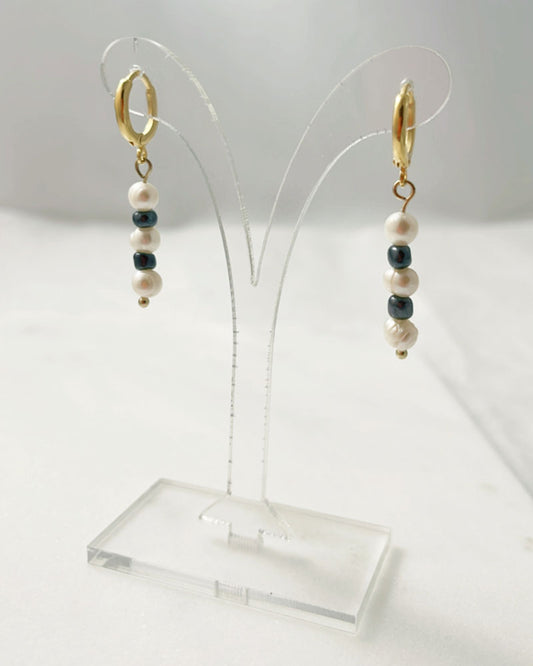 Lady hoop earrings with freshwater pearls and black beads