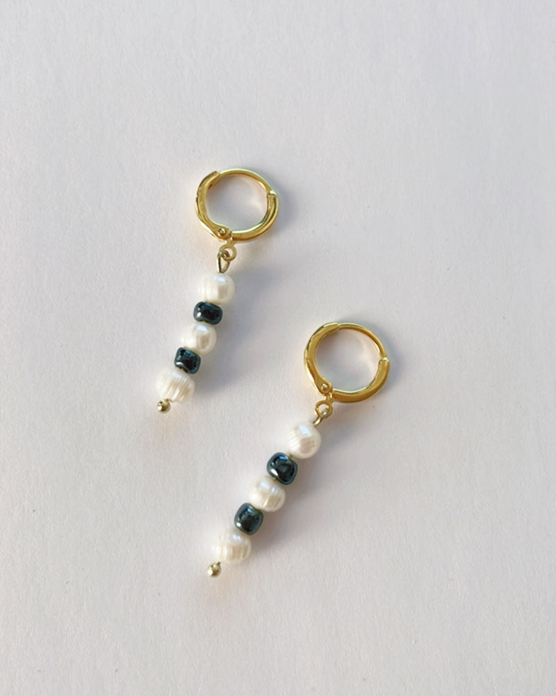 Lady hoop earrings with freshwater pearls and black beads