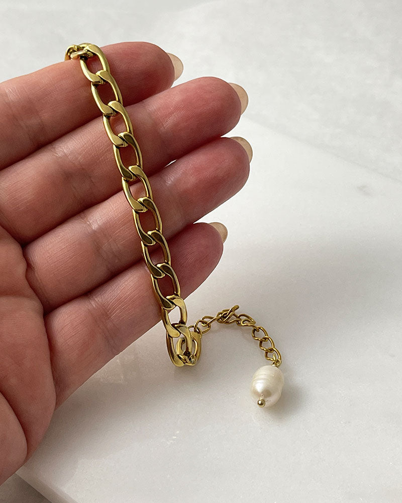 Curb Chain Bracelet in Gold with a freshwater pearl at the end