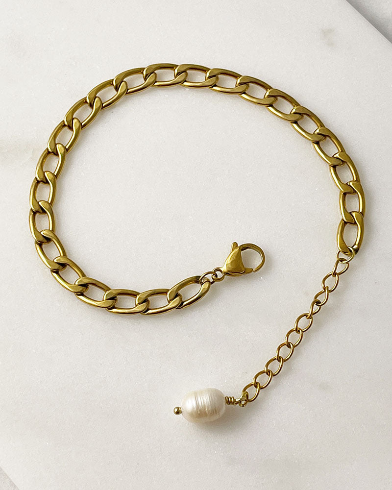 Curb Chain Bracelet in Gold with a freshwater pearl at the end