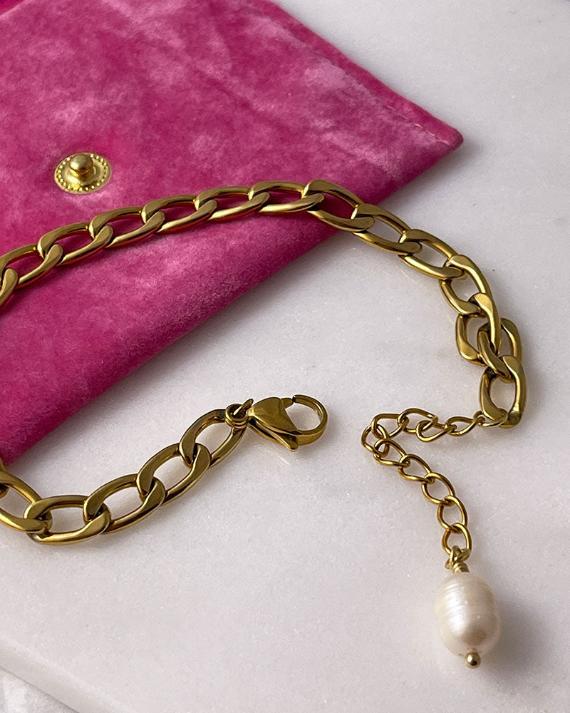 Curb Chain Bracelet in Gold with a freshwater pearl at the end