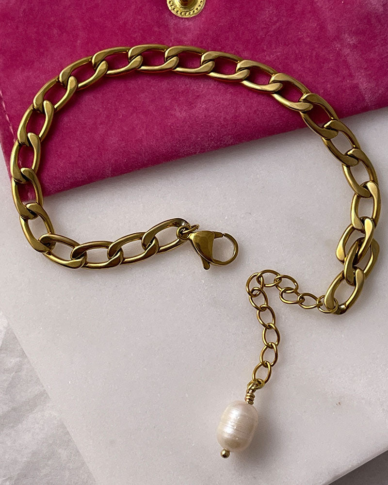 Curb Chain Bracelet in Gold with a freshwater pearl at the end