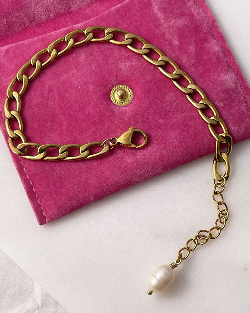 Curb Chain Bracelet in Gold with a freshwater pearl at the end